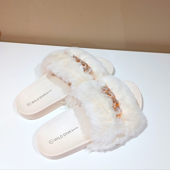 Like New 🌷 Wild Diva Women's White Faux Fur Flat Slides - Picture 15 of 16